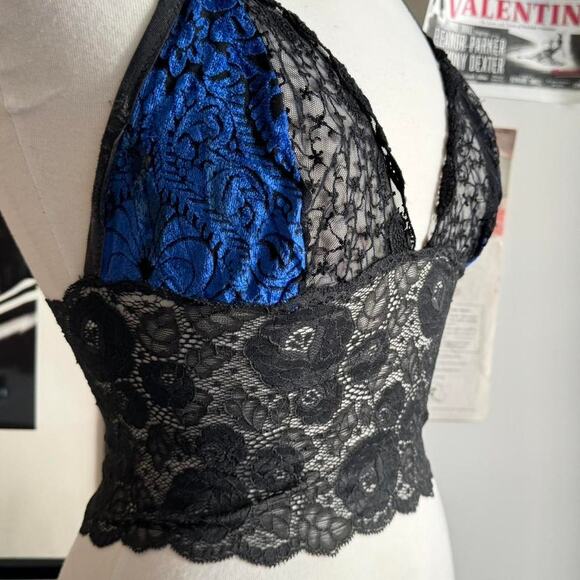 Black lace bralette with blue velvet - Picture 2 of 3